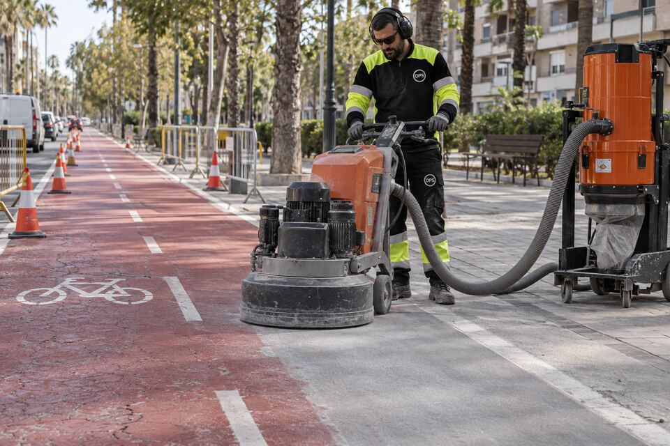 Preparación mecánica de la superficie de un carril bici con sistema OPS Grupo