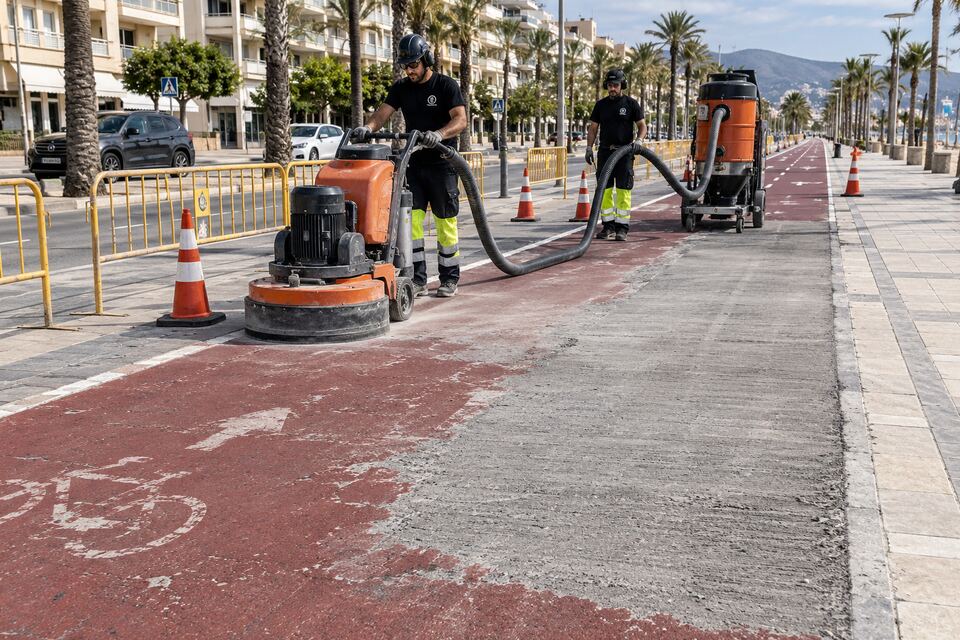 Diamantado y aspiración industrial durante la rehabilitación de un carril bici